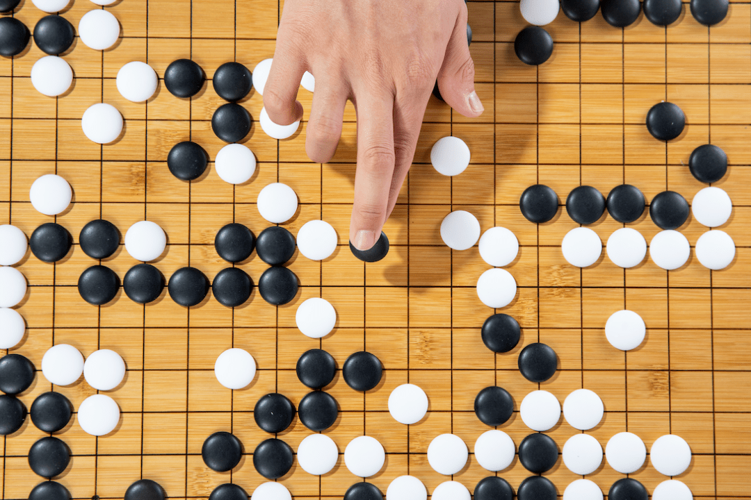 学期初起就要养成标准的手势,感受围棋文化.