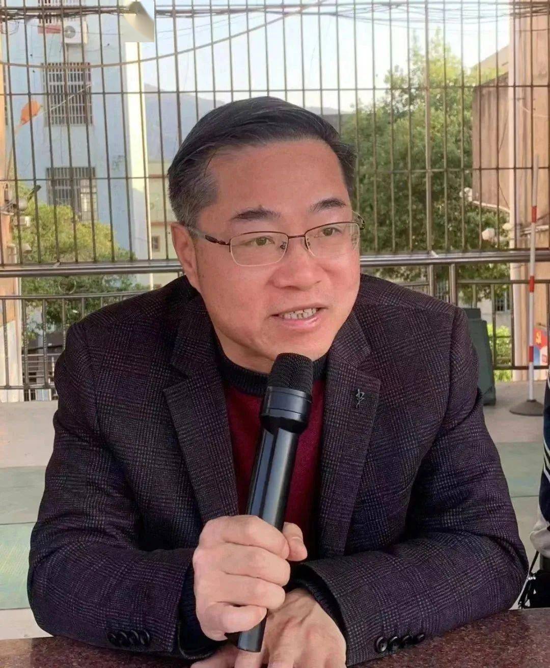 梁明新校长作动员讲话,指出在全省上下深入开展"深学争优,敢为争先