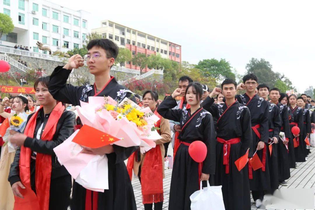 正青春 担责任 向未来——宾阳职校举行2023届高三学生成人礼暨高考