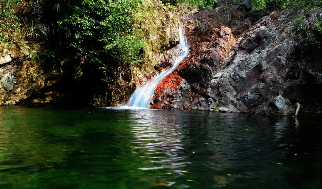 幽不见底,清澈冷冽,将军潭是八寨沟最深的天然水潭,飞瀑层叠,景色诱人