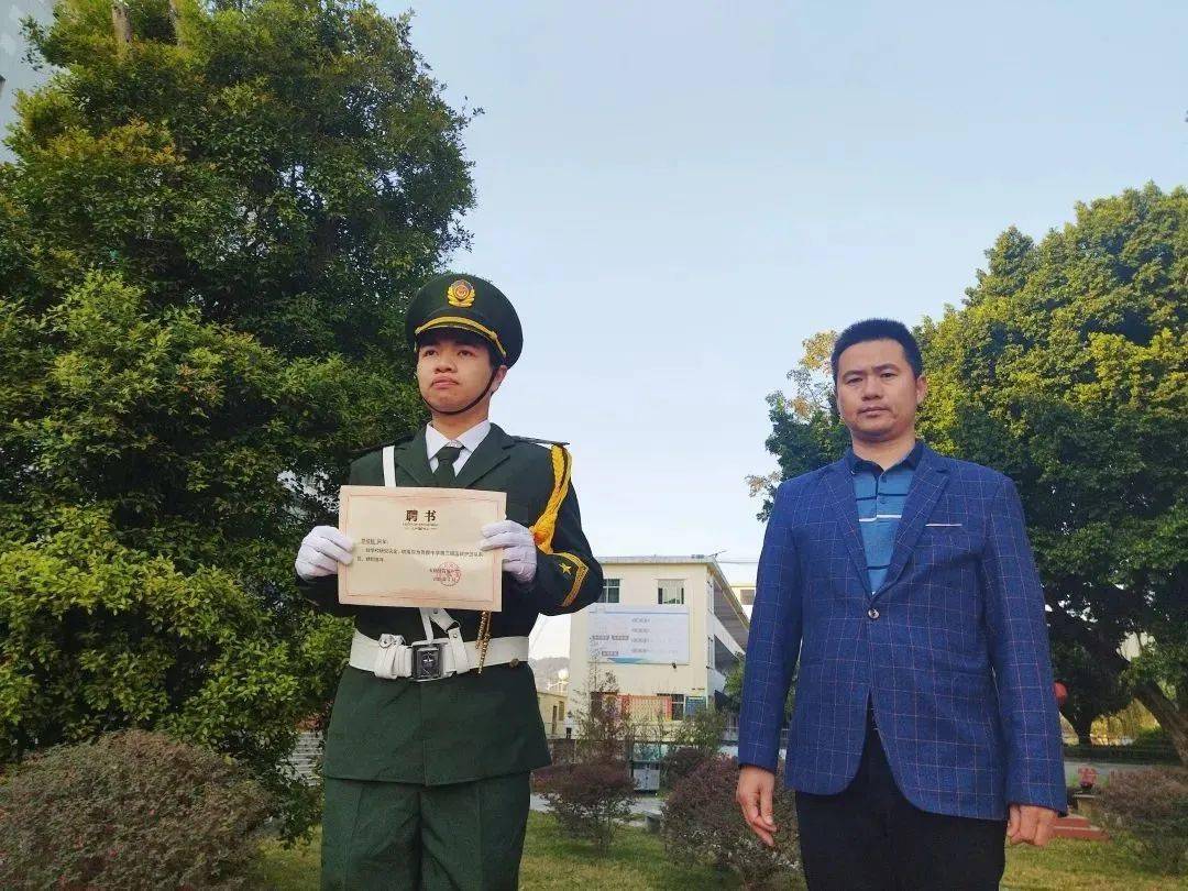 第三届国旗护卫队代表罗佳栋颁发荣誉奖杯和入选聘书