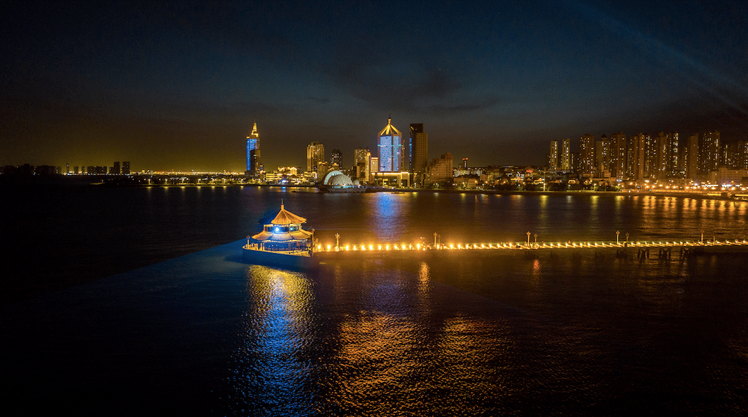 栈桥发光,来老城看"夜"闹!