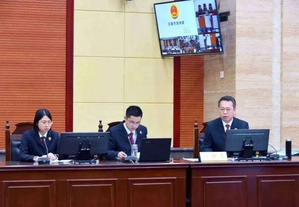 贵港市中级人民法院副院长,三级高级法官黄敏开担任审判