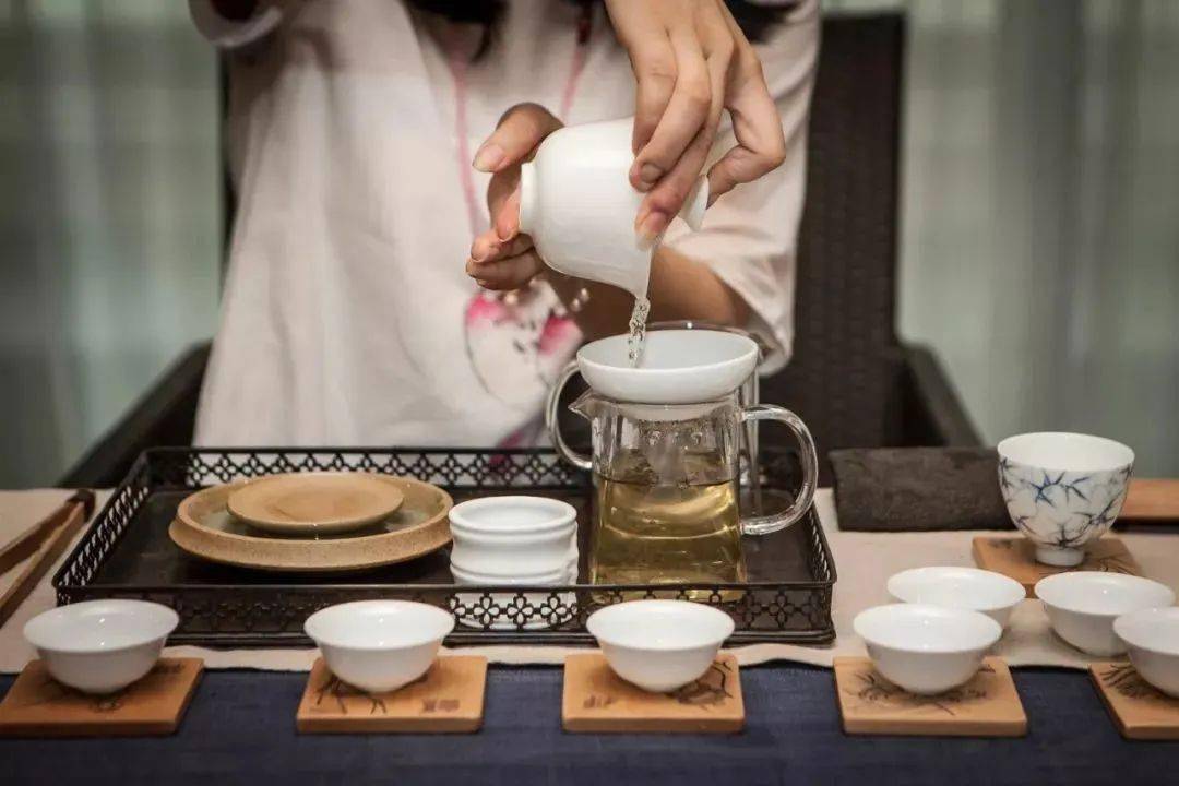 倒茶有门道:盖碗和茶壶的倾倒学问, 你都了解吗?