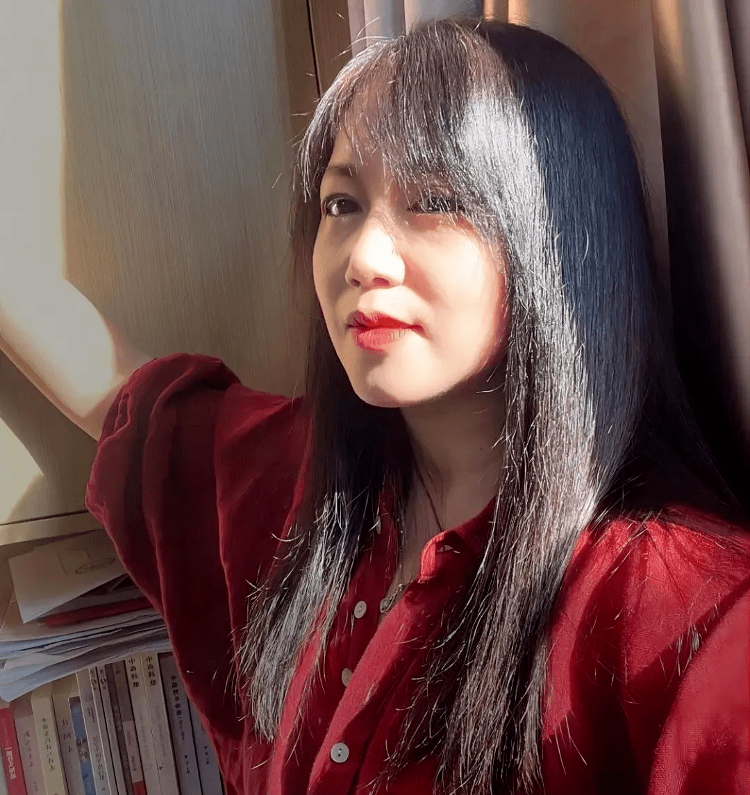 雨是一群神秘的生物 | 颜梅玖《馈赠》出版_生活_苹果_诗歌