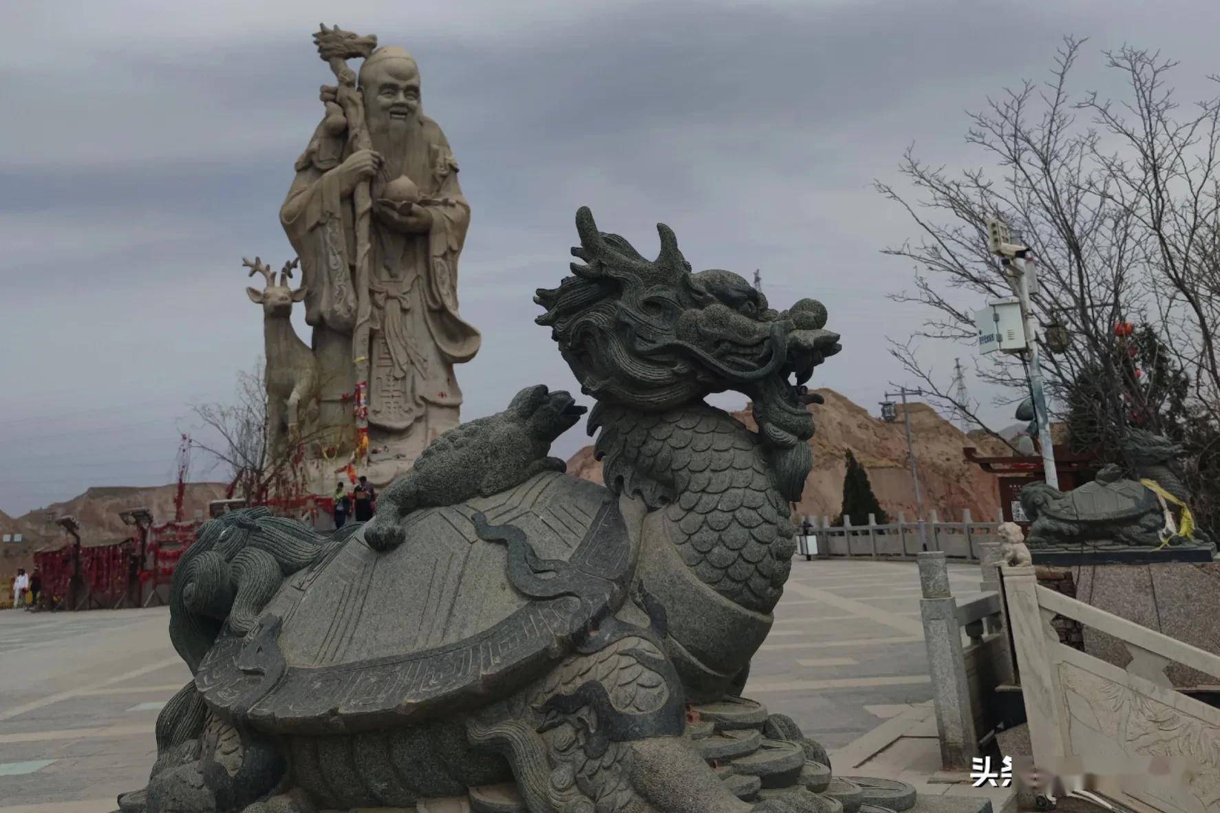 仁寿山,仰望老寿星南极仙翁高大的雕像就伫立在那里,他额头微微隆起