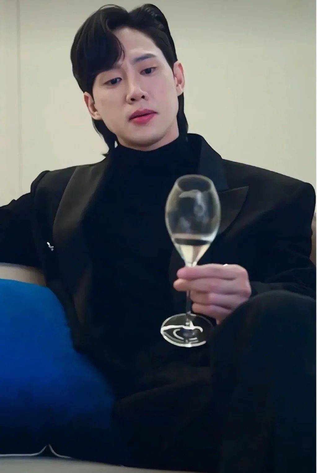 再加上朴成焄本人身高183,肩宽腿长,剧里犹如行走的衣架.