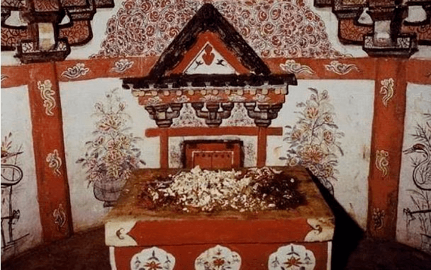 张文藻墓棺室的酒席,据说,当时考古专家们看着这一桌完完整整保留了