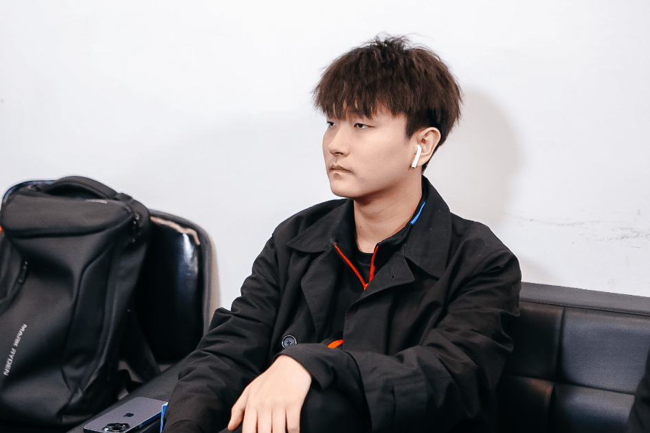 lgd猫神"实力倒退",用qg回城联动fly,坦言:25岁不代表不行_cat_辅助