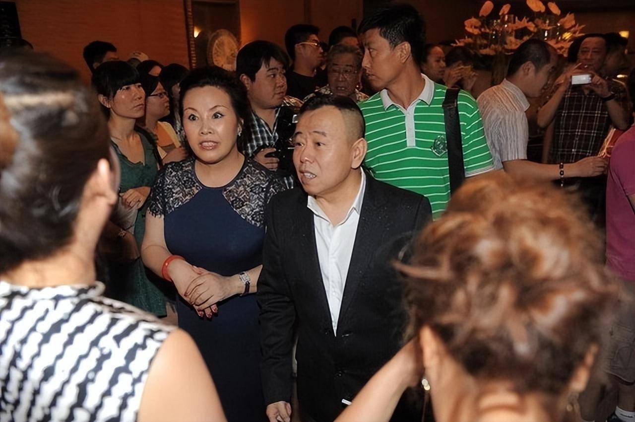 2,发型挽起,提升精气神潘长江老婆将发型挽起来,将整张脸露出来,很多