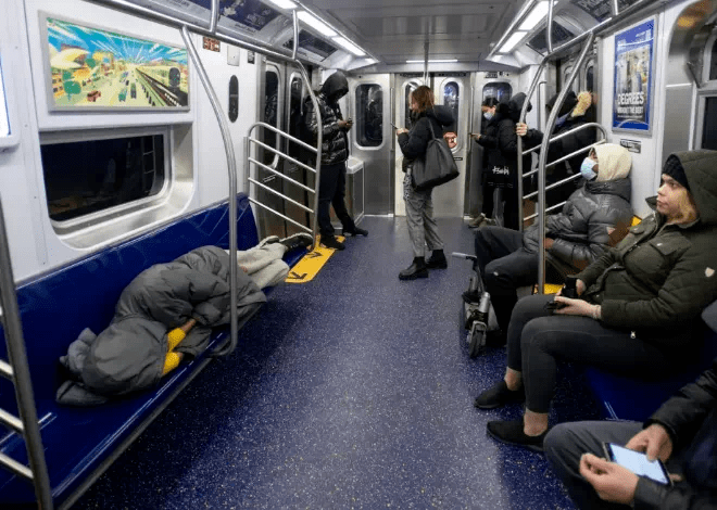 被流浪汉,吸毒者霸占,臭气熏天…(图)_乘客_车厢_火车