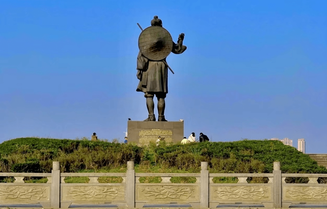 鲜花盛开以传统龙文化与花炮文化为主题公园以湖为核心龙湖公园繁星