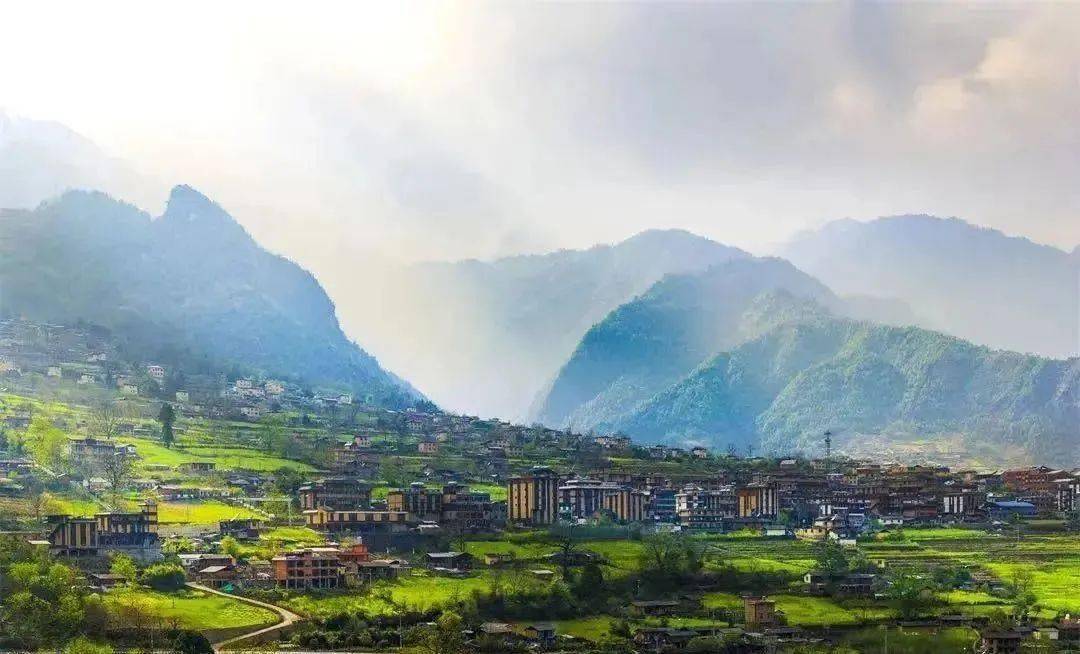 丙中洛像个"世外高人",没有车水马龙,没有游人如织,嘈杂沸腾,它被神山