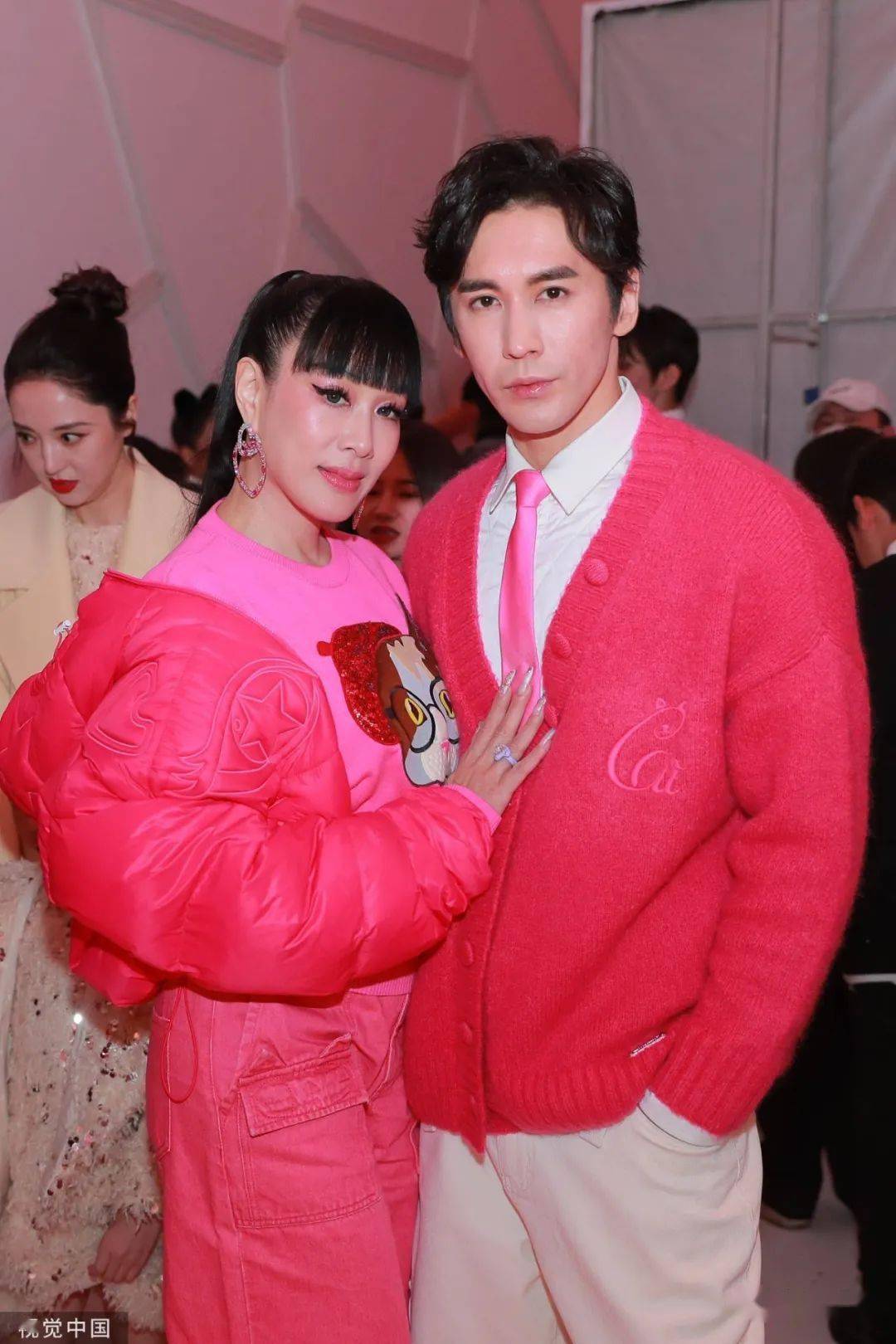 钟丽缇张伦硕合体出席活动 穿情侣装大秀恩爱_夫妇_时尚_面容