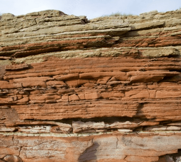因为它来源于欧洲三叠纪形成的三层不同颜色地层.