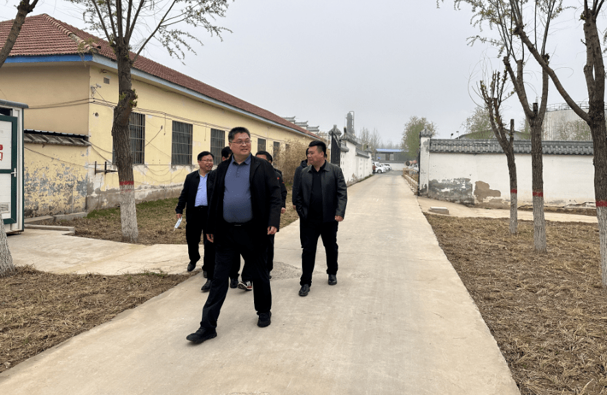 2月22日,单县综合行政执法局党组书记,局长谢孔才带队到公园,广场开展