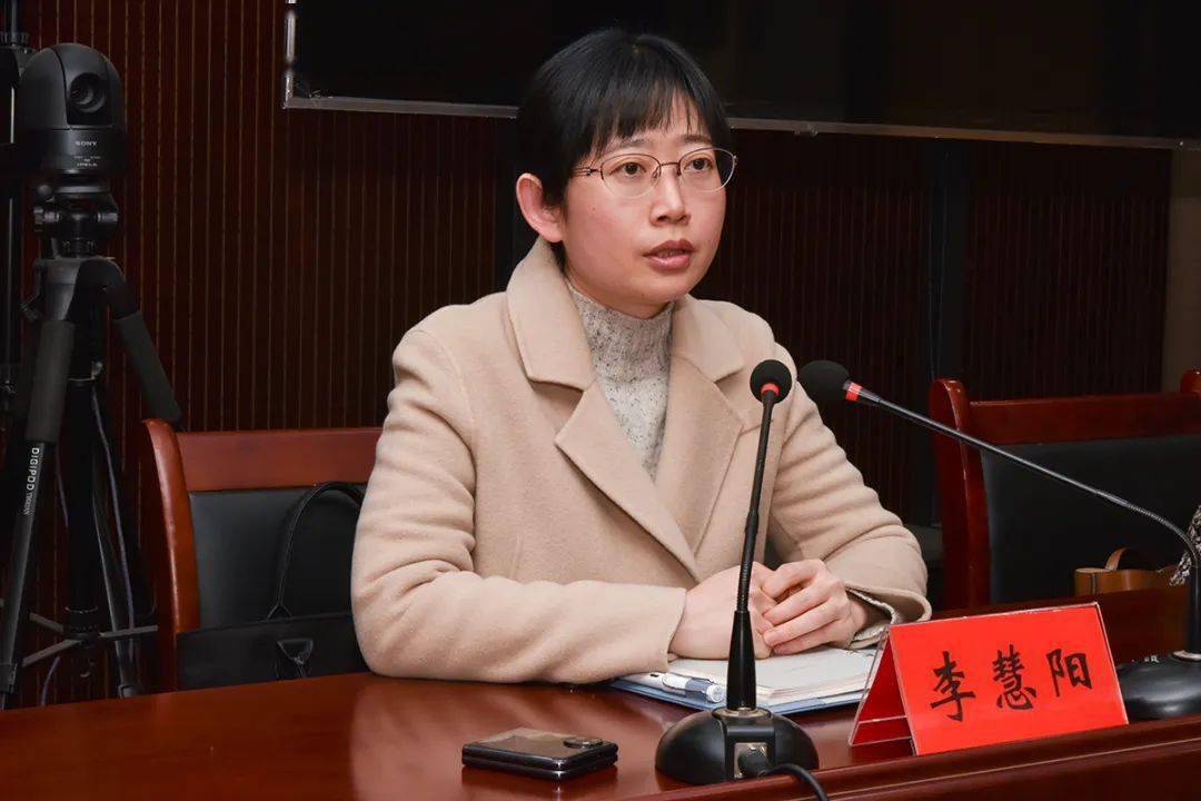 李慧阳强调,各相关部门要立即放弃幻想,迅速投入"战斗