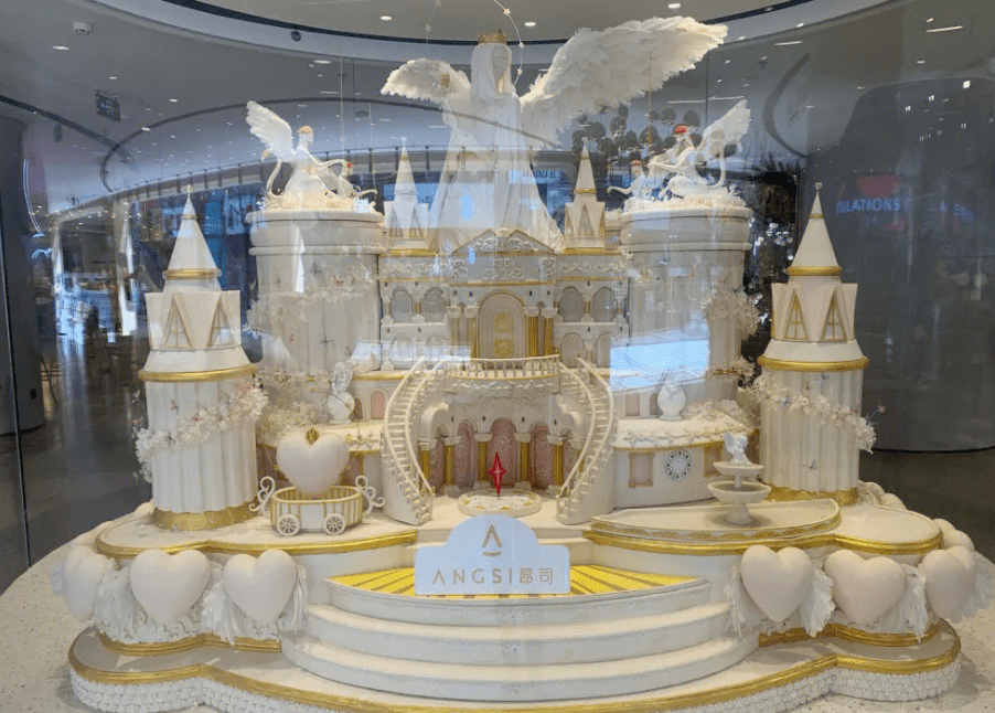 门口曾有一个镇店之宝"爱之神"蛋糕,标价1314万元.