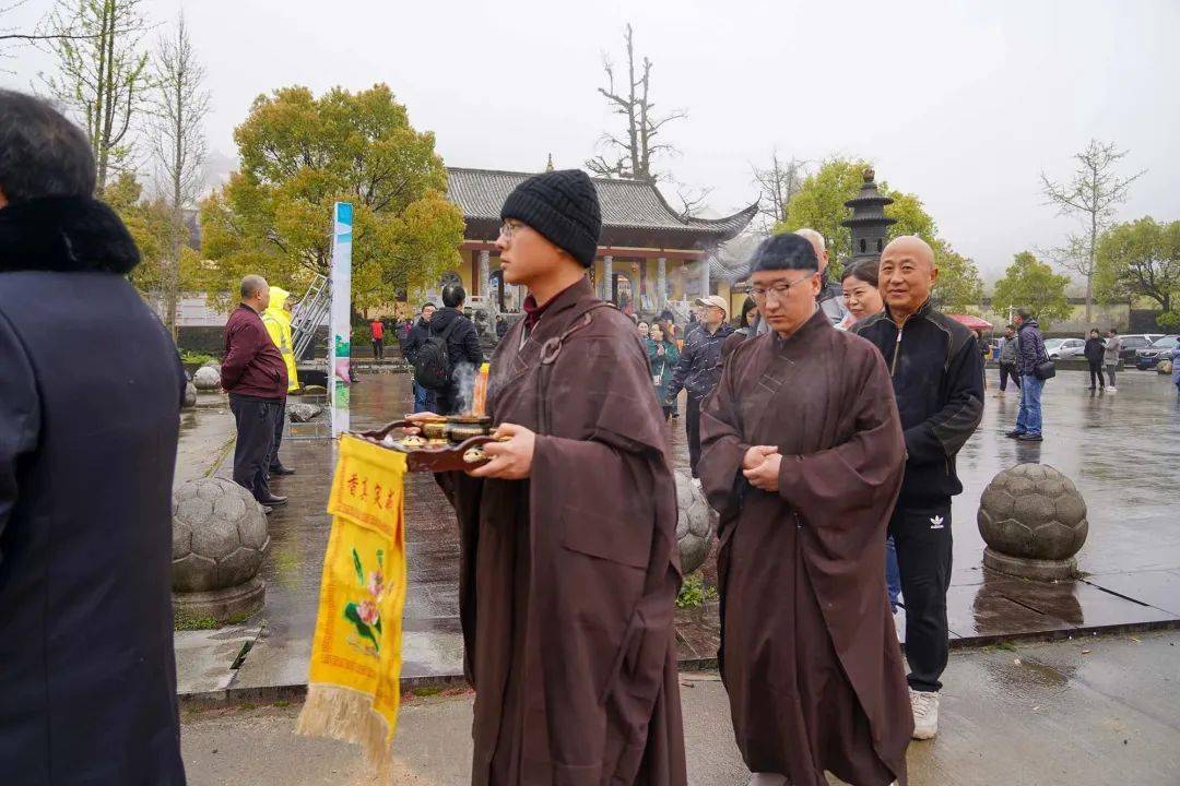 由仰山栖隐禅寺大正法师主持拜祭天,地,山神,茶神.