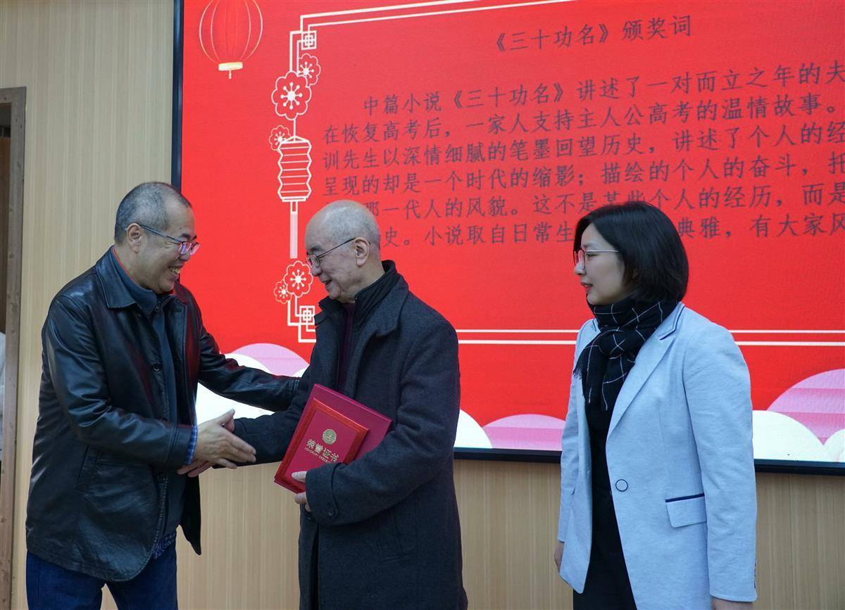 《芳草》文学女评委大奖揭晓，“70后”於可训和70后李浩一同获大奖_获奖_长篇小说_女性