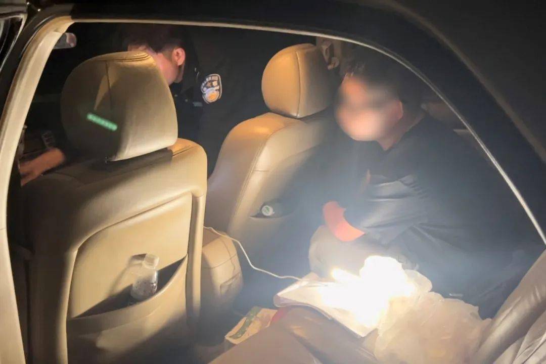 2月25日晚19时许,普宁市公安局麒麟派出所在麒麟镇月屿村米场山附近