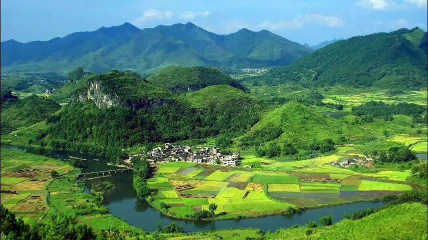 歌曲《梦圆西江》以连州市西江镇东岳山为背景,围绕乡村振兴工作,描绘