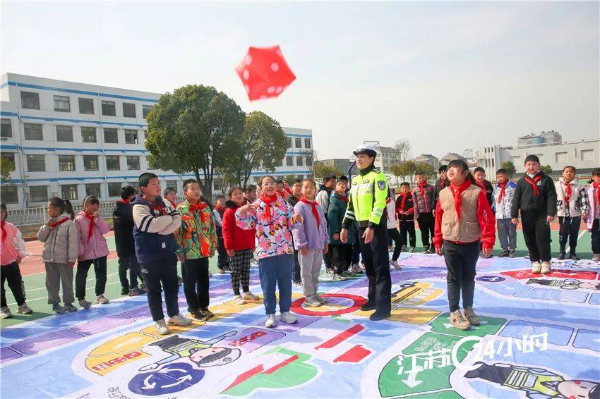 江苏24小时·滚动推送|启东：新出海口迎开港以来更大集拆箱海轮