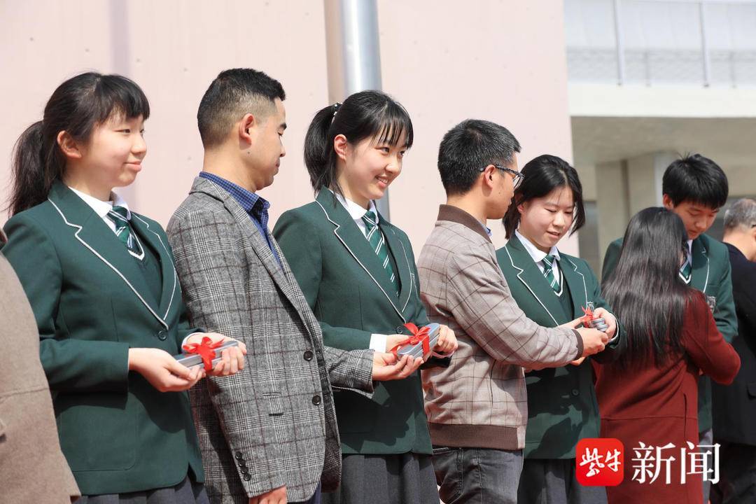 高三教师张小兵老师作为教师代表发言,张老师用"附中诸君"来称呼各位