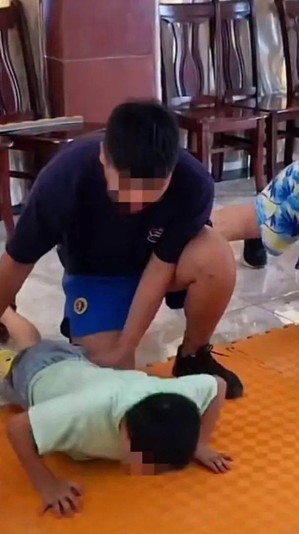 宜宾一小男孩总是朝老师同学竖中指,背后原因令人……_侄子_女士_孩子