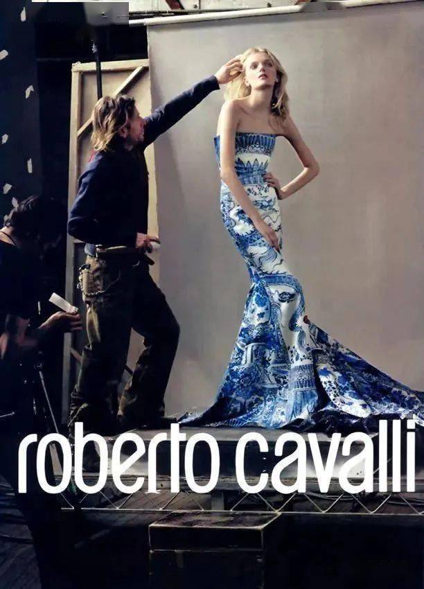 以及roberto cavalli在2005年秋冬系列里的一条蓝白裙子.