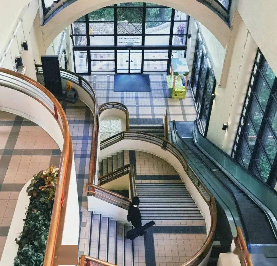 很多电影都会来这里取景拍摄噢~地铁香港大学站c1出站,出去即是百年