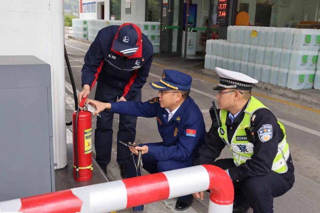 消防救援大队联合高速交警,深入渝湘高速清平服务区开展消防安全检查