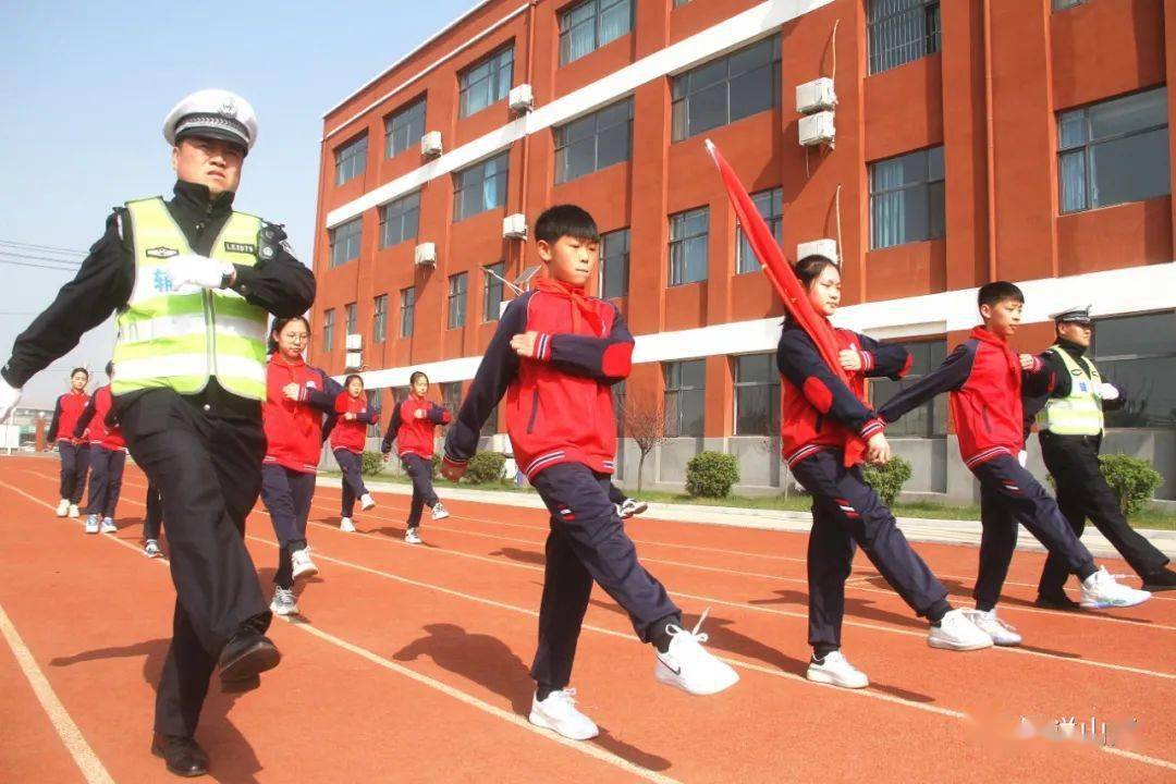 四大队共同走进辖区郭村新村启星学校开展丰富多彩的交通安全宣传教育