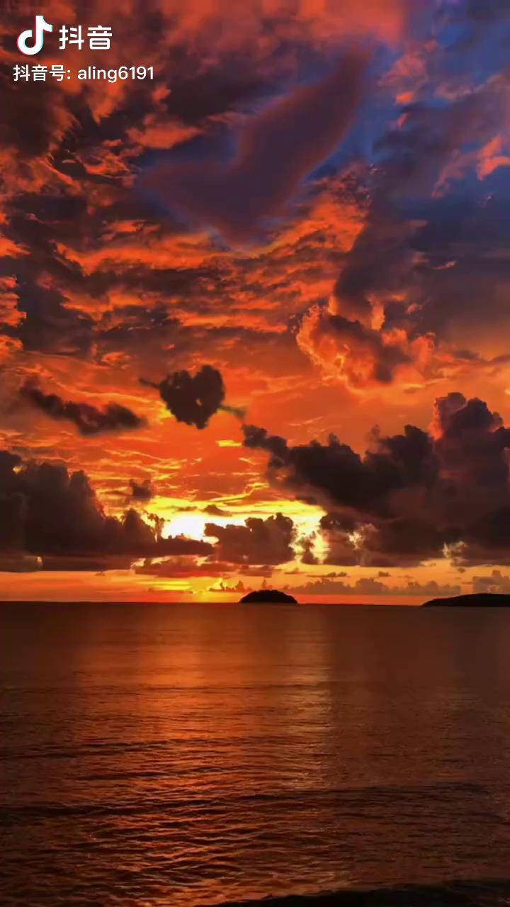 怎么能不喜欢海边这么浪漫的晚霞云朵呢?