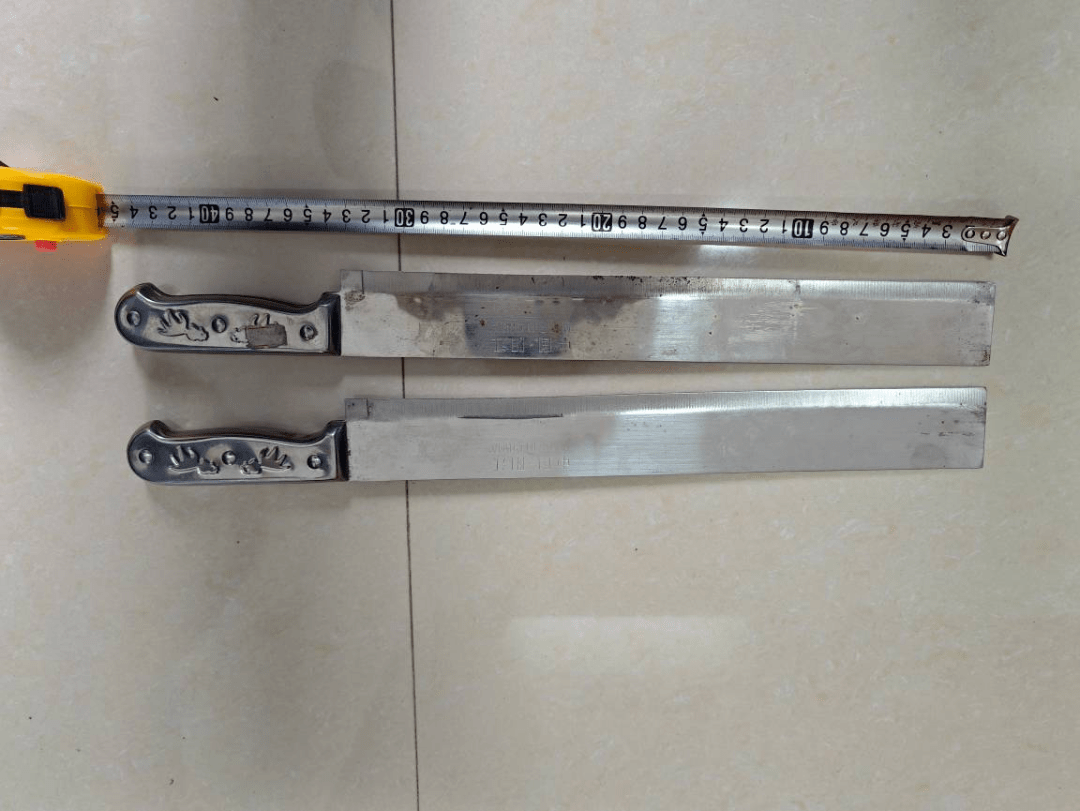 贵州男子去车站乘车,安检员却从他的行李里发现两把44cm长的西瓜刀!