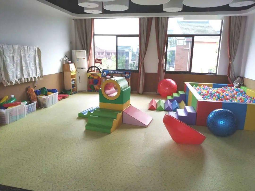 教师在感统室给特需孩子开展感统训练【星运幼儿园】星运幼儿园收终