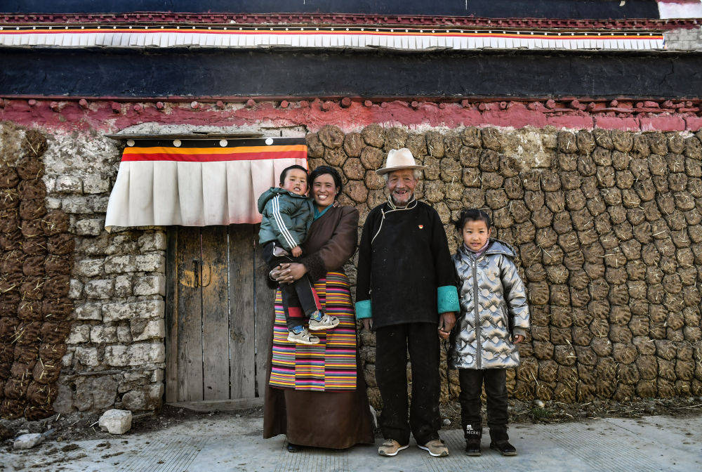 迎着新时代春风，携手建造美丽幸福西藏