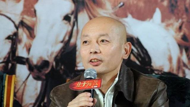 知名演员葛优在电视剧《我爱我家》中扮演纪春生,该角色在剧中将身体