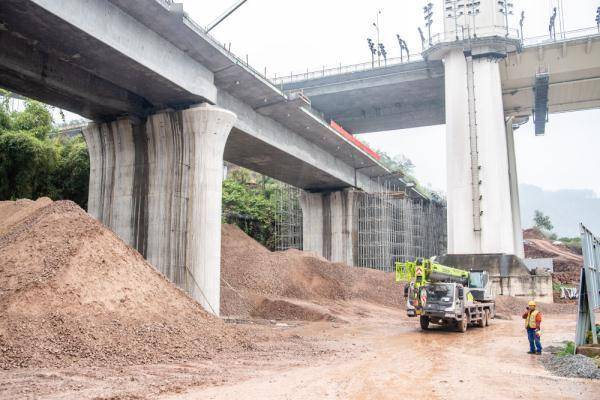 成渝铁路改造项目首座大桥浇筑完成