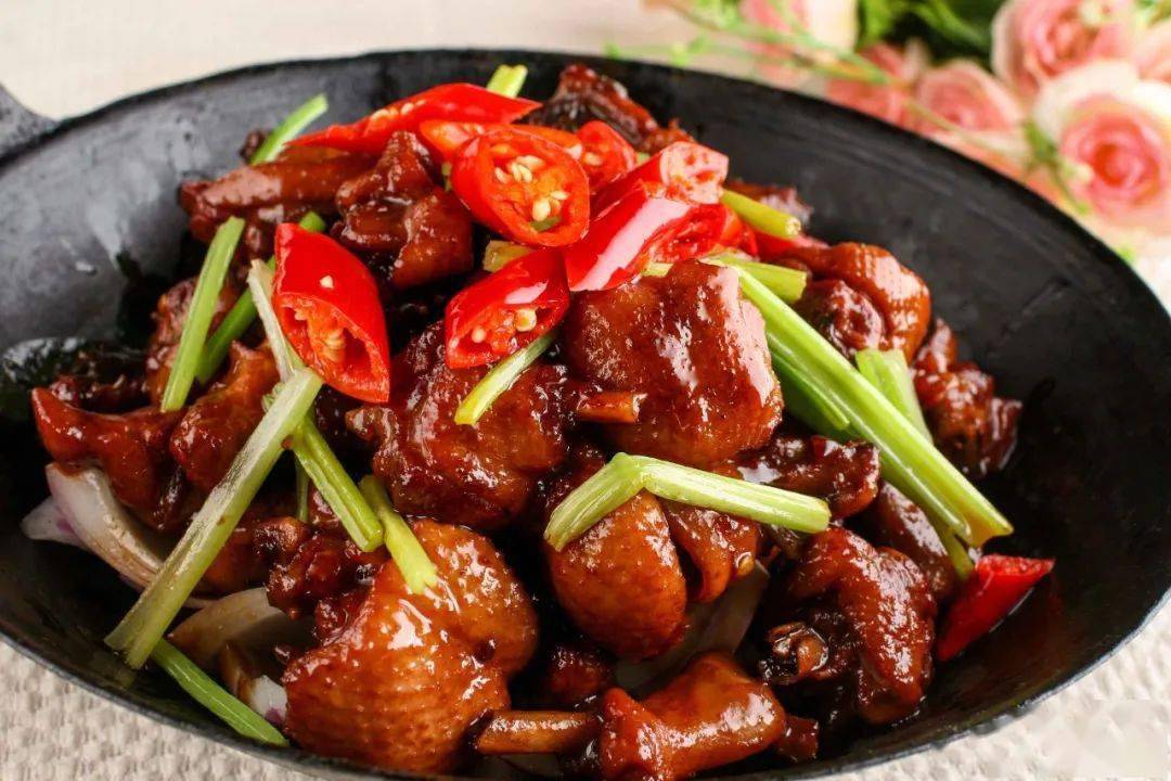 干锅啤酒鸭要说鸭肉和什么搭配好吃,那当然得是啤酒了,将啤酒和鸭肉一