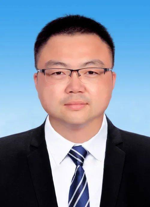 博士研究生学历,现任武强县委副书记,县政府党组书记,县长