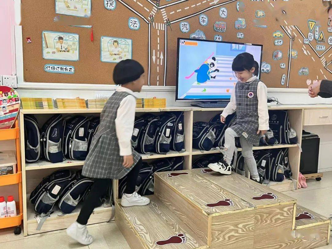 执教:李秀琴《安全上下楼梯》执教:李肖杏《认识人民币》大班组03执教