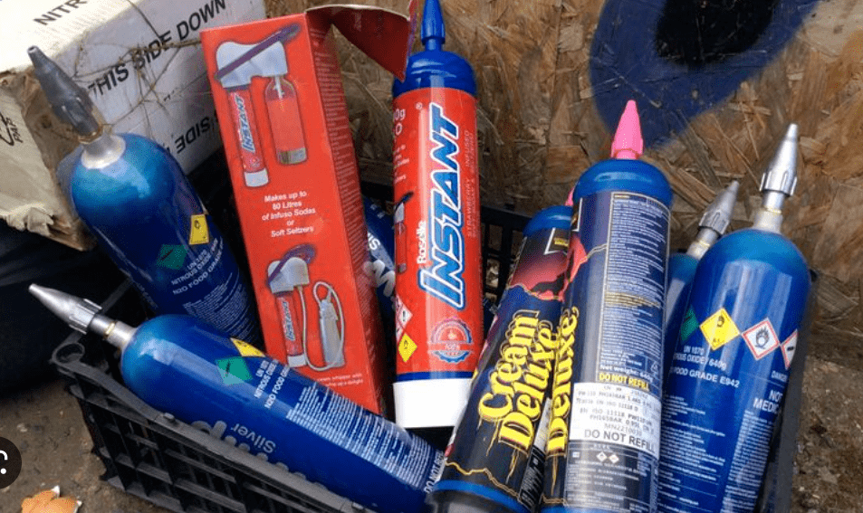 "笑气"学名一氧化二氮(nitrous oxide,化学式n2o),是一种无色有甜味