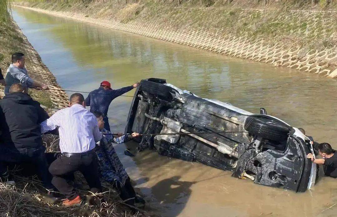 鹽城:一輛suv發生交通事故後墜入河中,司機被困駕駛室!