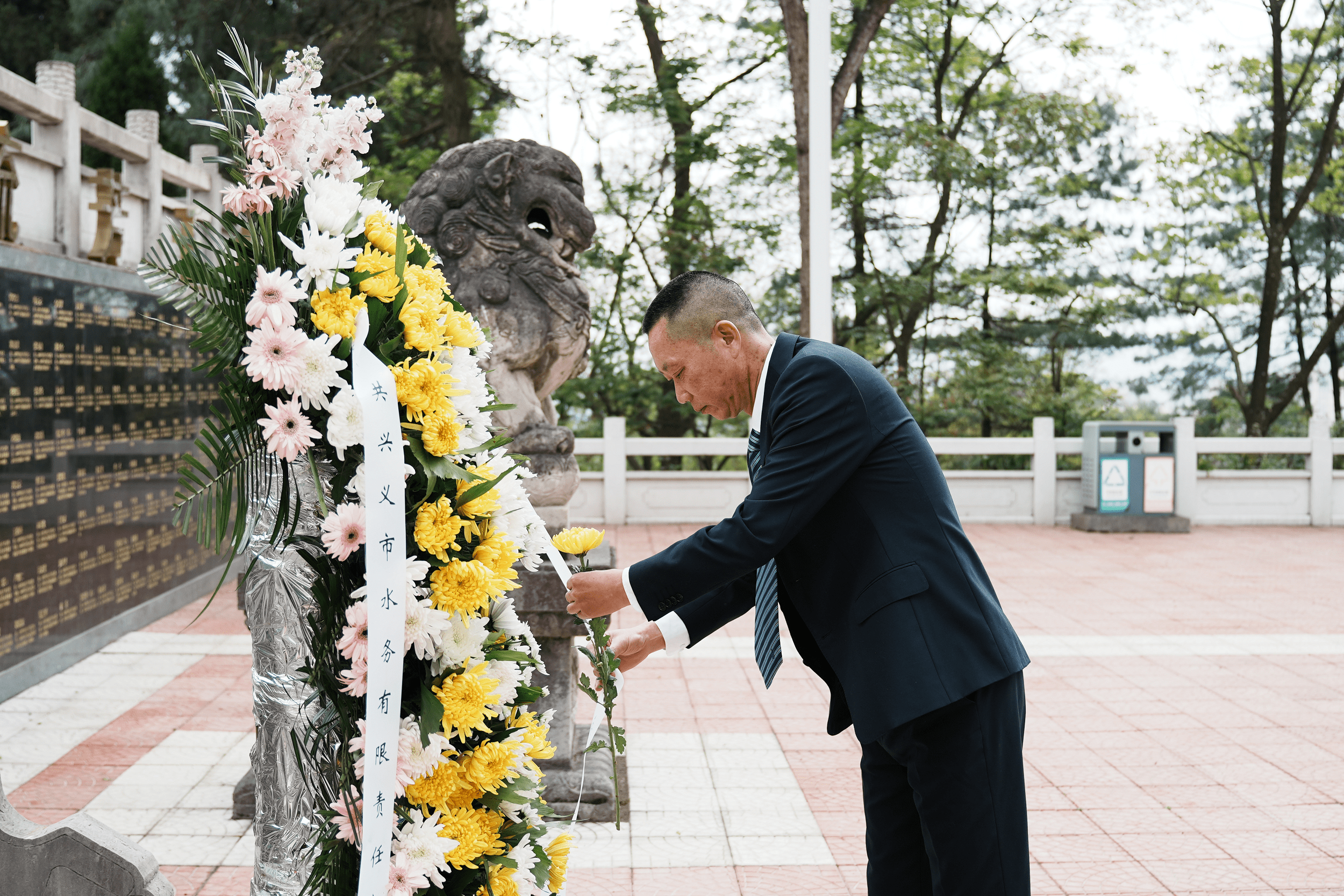 兴义市深耕文明责任田 倡树清明节祭祀新风