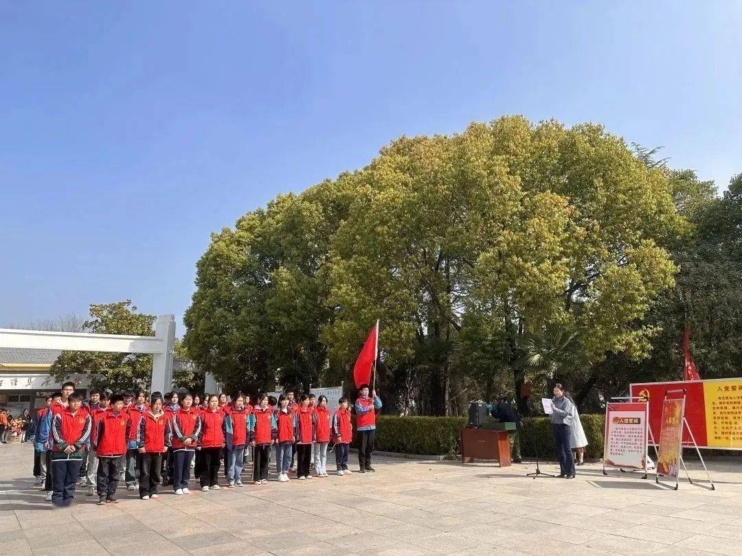 【学校共青团】凤台县第五中学开展"我们的节日61清明"扫墓活动