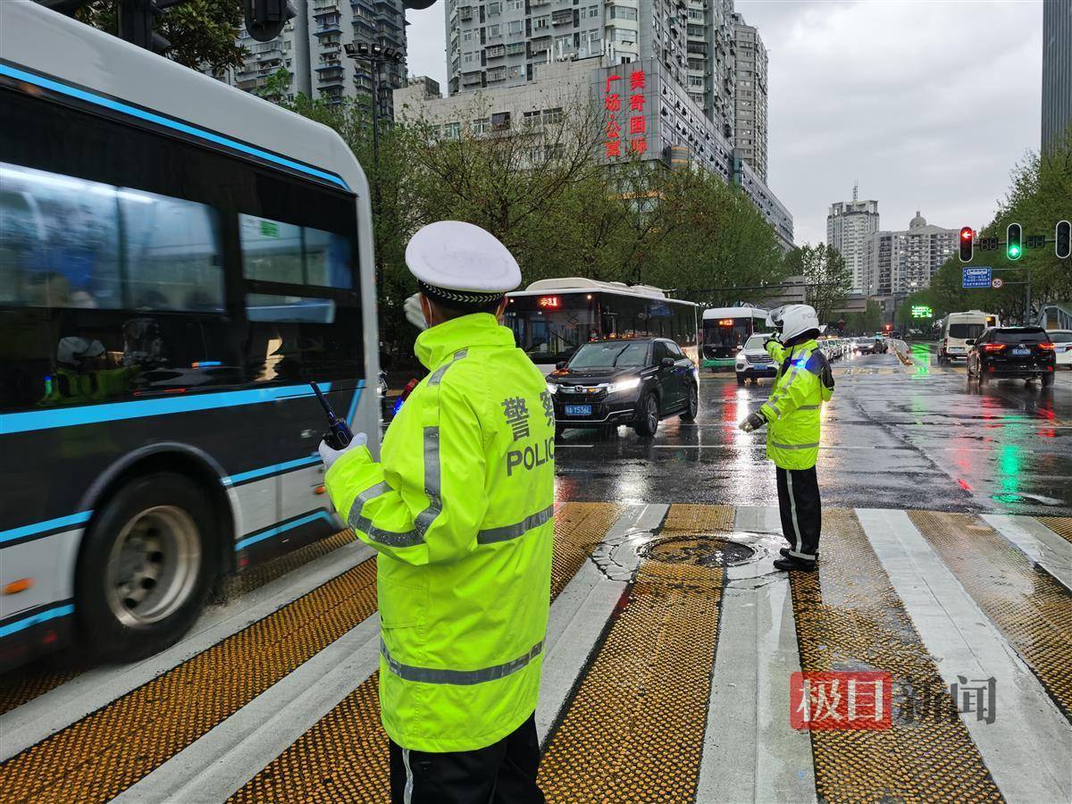 交通执法车辆警灯图片