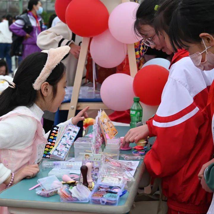 "春风暖校园 爱心助亚运":墩小爱心义卖热闹"开市"啦!