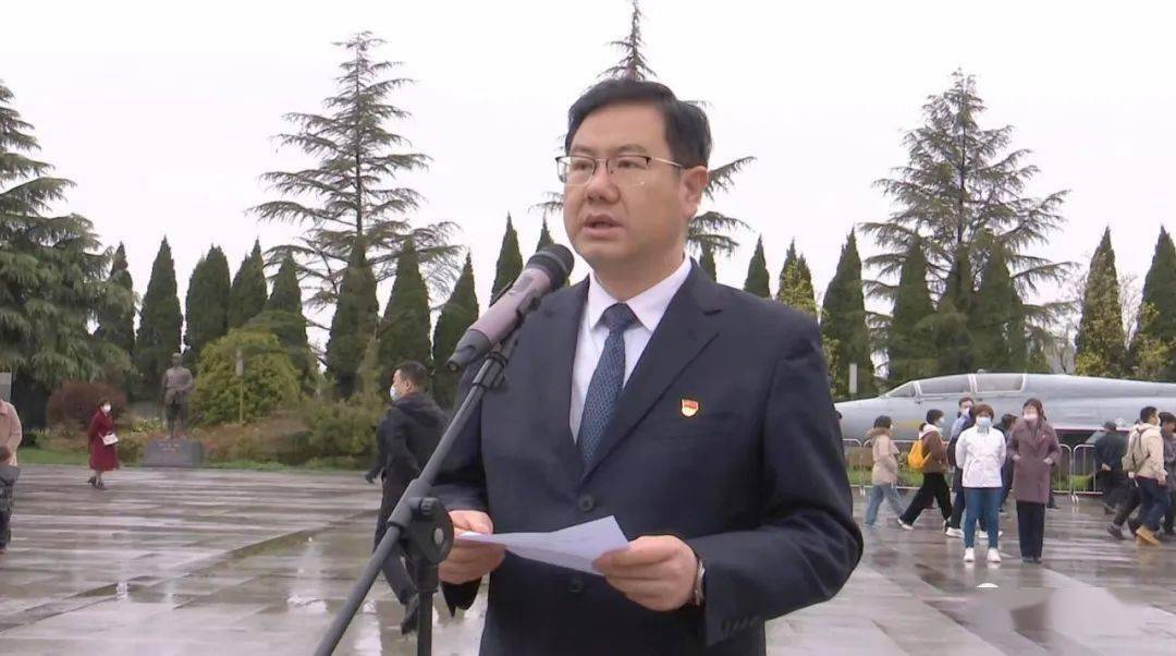 祭奠仪式由县委副书记,县长张小平主持.