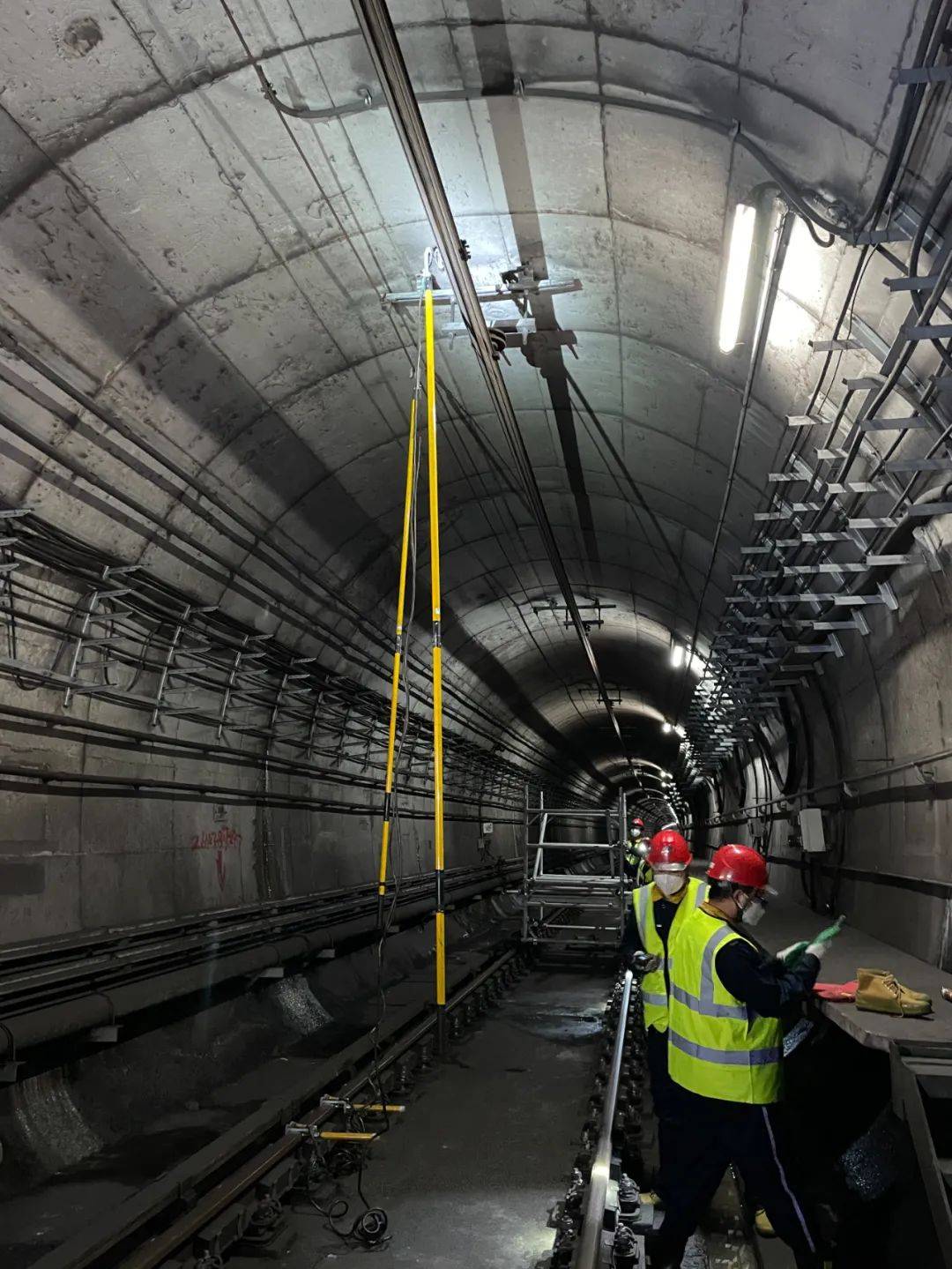 夜探北京地铁隧道,揭秘"蜘蛛侠"_接触网_作业_工作
